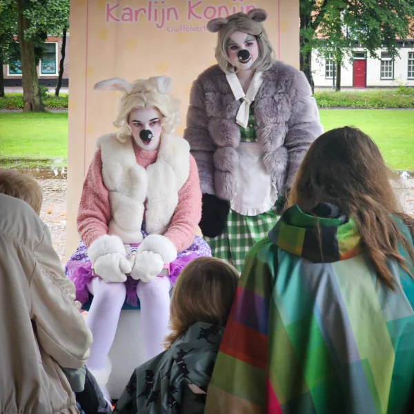 Karlijn Konijn en Maartje Muis luisteren naar de kindjes