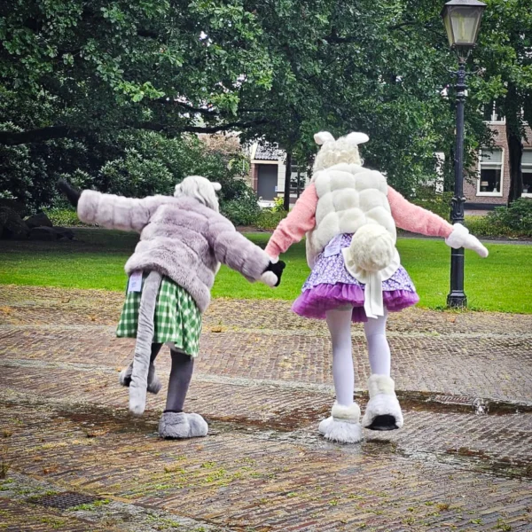 Karlijn Konijn en Maartje Muis in de gouverneurstuin