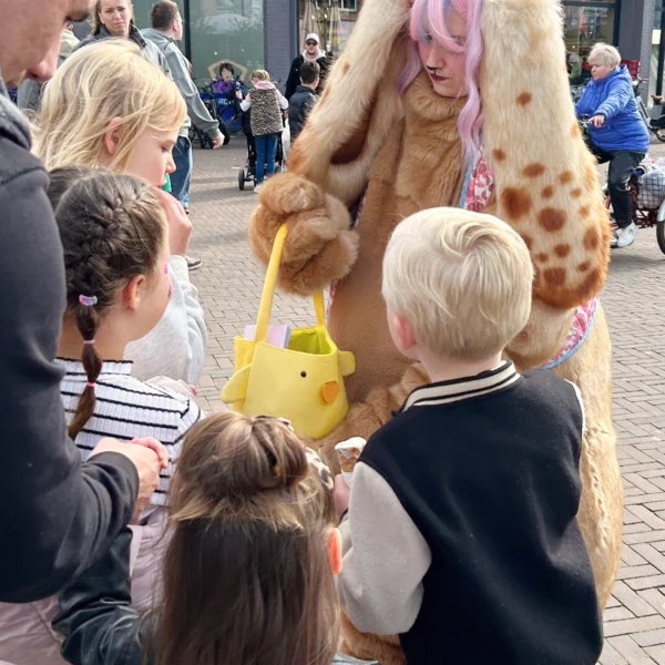 Huppel de haas paashaas deelt eitjes uit aan kinderen