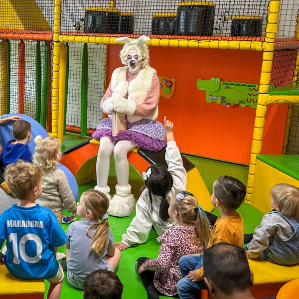 Karlijn Konijn leest voor aan de kinderen