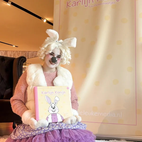 Karlijn Konijn met haar eigen voorleesboek