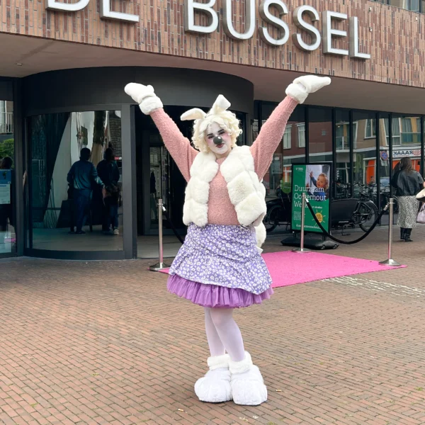 Karlijn Konijn buiten Theater de Bussel