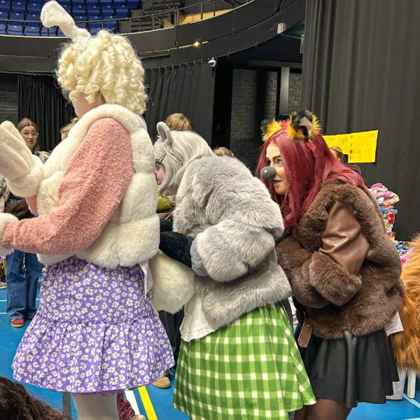 Karlijn Konijn en haar knuffelvriendjes verstoppen zich tijdens de meet and greet