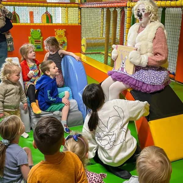 Karlijn Konijn leest voor aan de kinderen