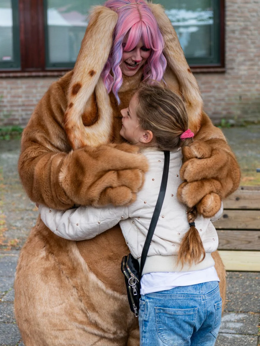 Huppel de Haas geeft een knuffel