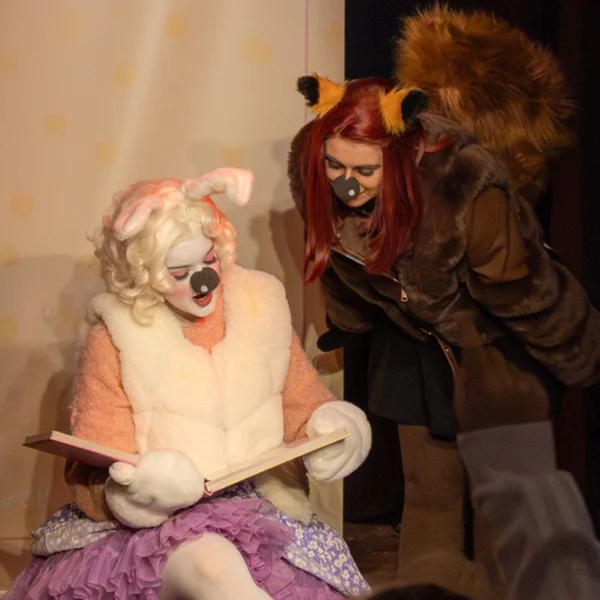Karlijn Konijn leest voor in het theater